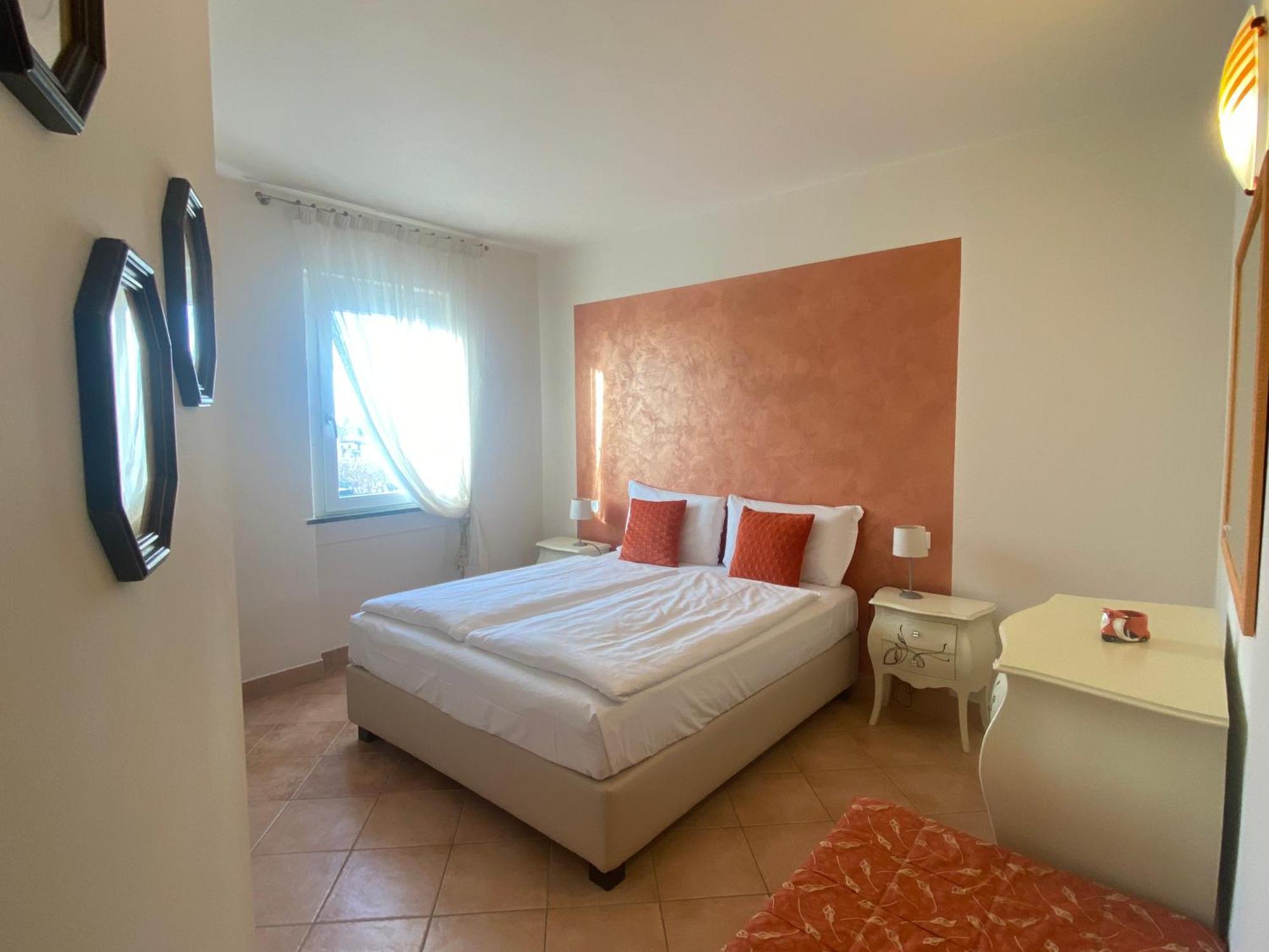 Betty'S House Bed and Breakfast Lazise Exteriör bild