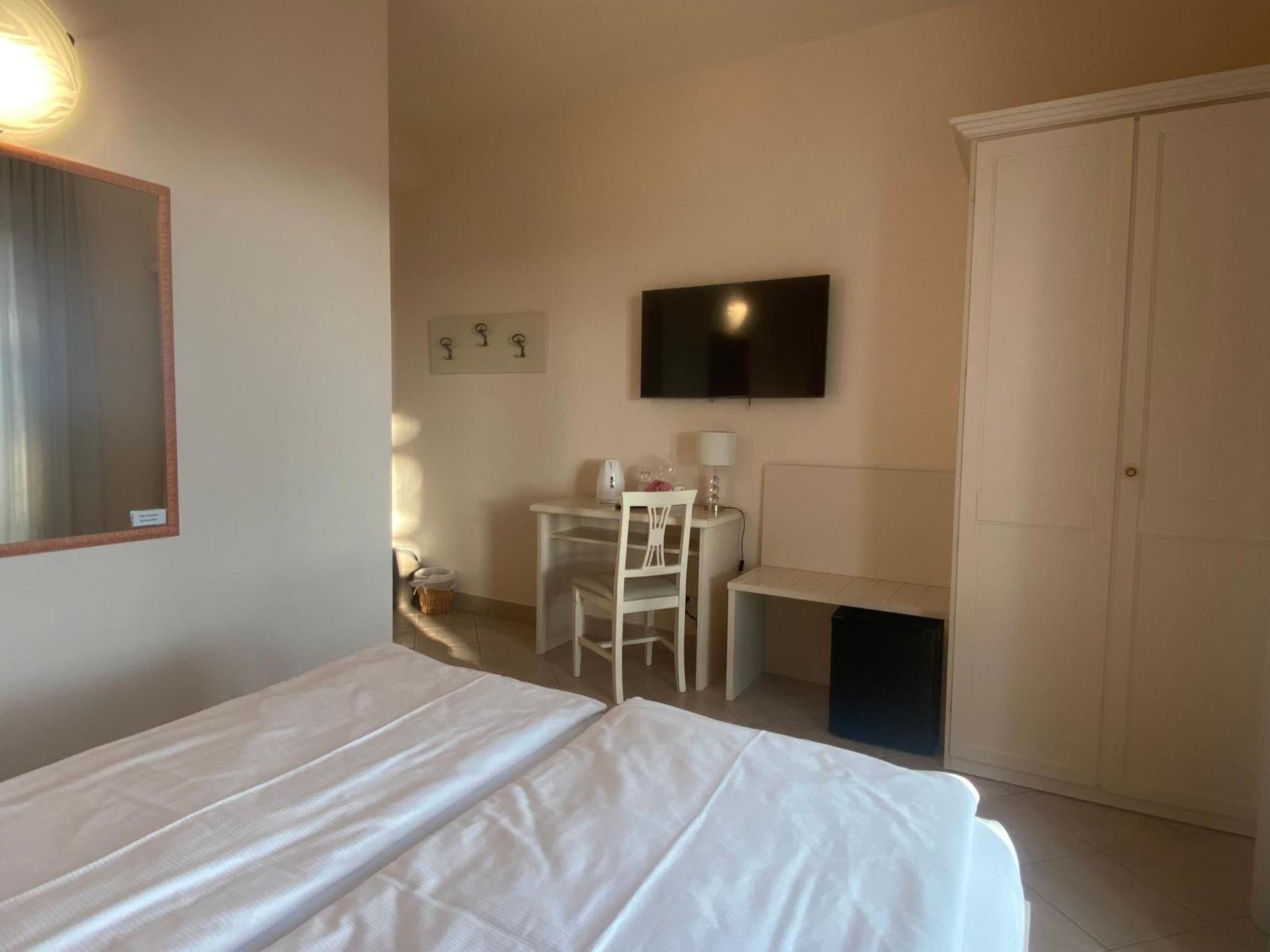 Betty'S House Bed and Breakfast Lazise Exteriör bild