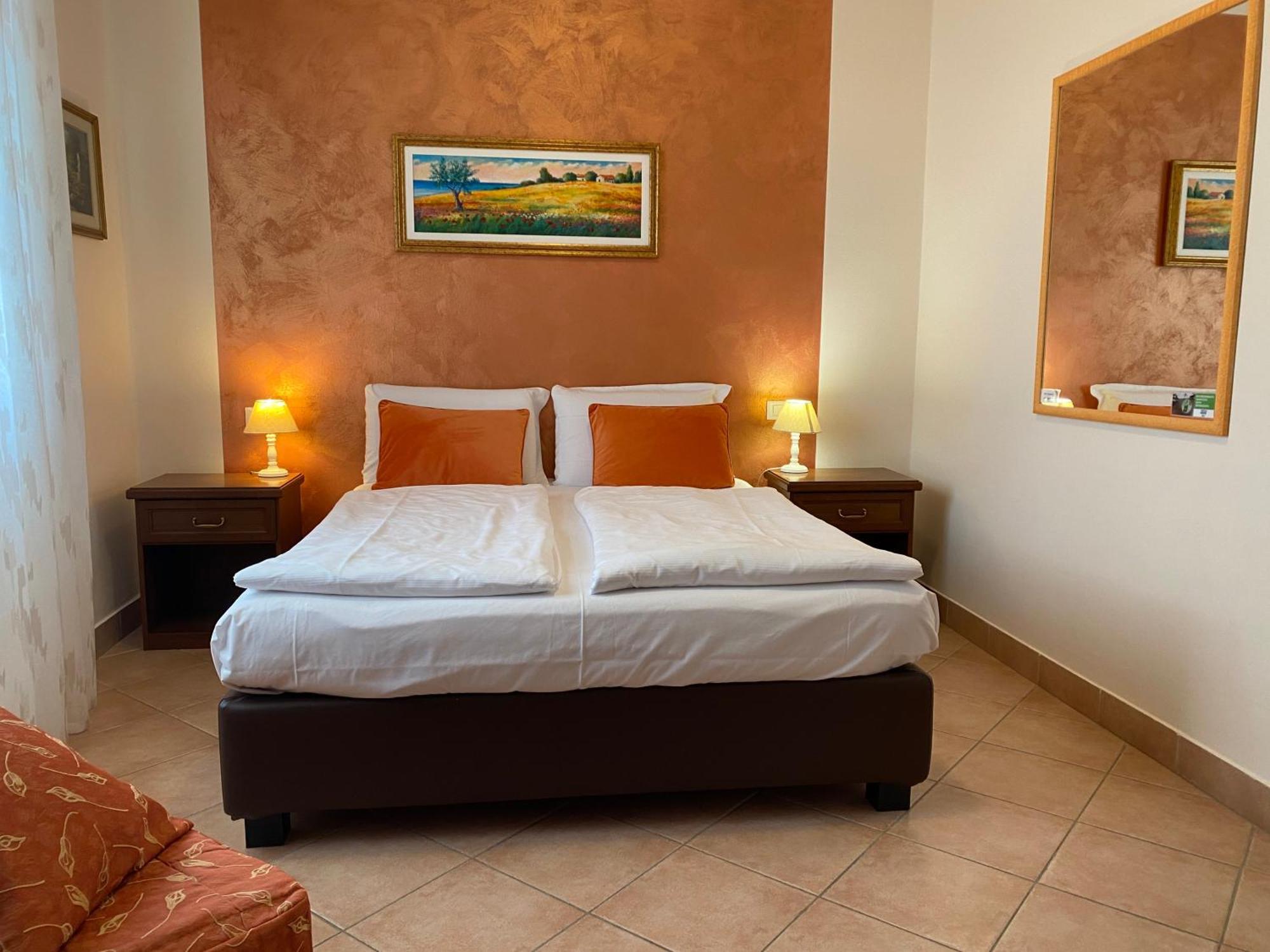 Betty'S House Bed and Breakfast Lazise Exteriör bild